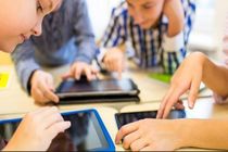 چگونه جای گوشی و تبلت، کتاب به دست کودک‌مان بدهیم؟