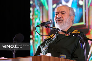 در آستانه یک پیروزی بزرگ قرار داریم/ فرماندهان سپاه در خط مقدم نبرد با شیطان بزرگ هستند