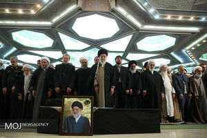 اقامه نماز بر پیکر آیت الله هاشمی شاهرودی توسط مقام معظم رهبری