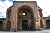 سردر کاروان‌سرای تاریخی بازار نطنز براثر زلزله فروریخت + فیلم