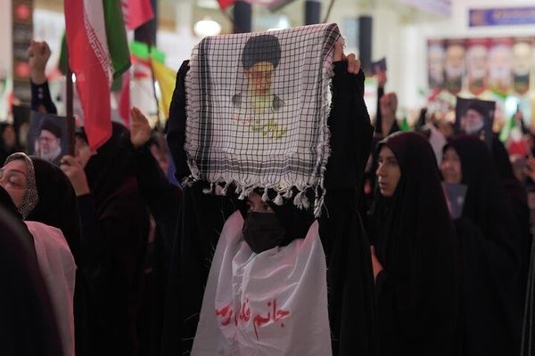 روز دختر متفاوت که دختران ایران رقم زدند/ اینجا خبری از خرس صورتی و شکلات‌های رنگی نیست
