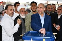  قالیباف رأی خود را به صندوق انداخت