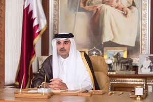 هر کسی امیر قطر را با کفش بزند 50 هزار دینار می‌ گیرد