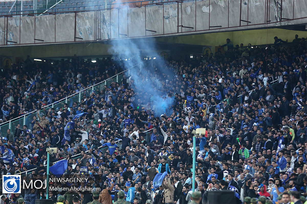 دیدار تیم های فوتبال استقلال و صنعت نفت