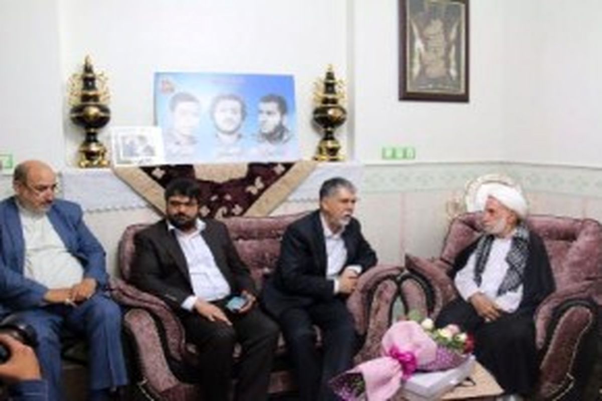 وزیرارشاد دیدارباخانواده شهدا