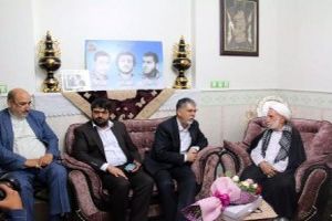 ایستادگی و ایثار خانواده شهدا به مسوولان روحیه می دهد