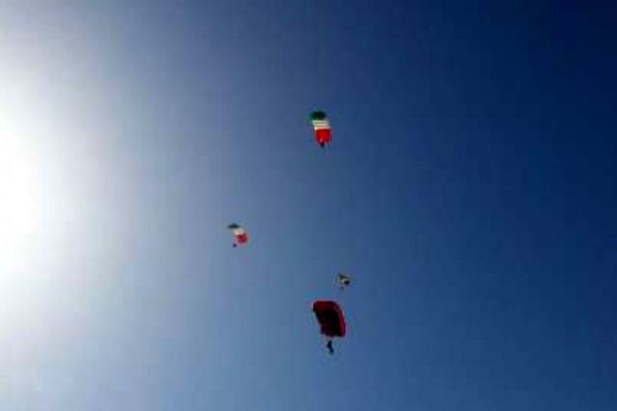 اجرای عملیات چتربازی تکاوران نوهد