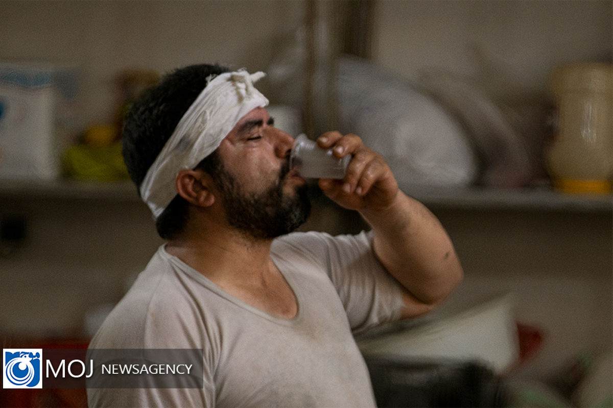 خدمت رسانی به زائران حسینی در گرمای طاقت‌ فرسای عراق