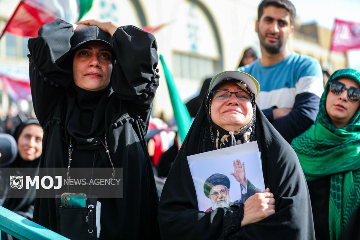 اقامه نماز بر پیکر مطهر رهبر شهید انقلاب - ۳