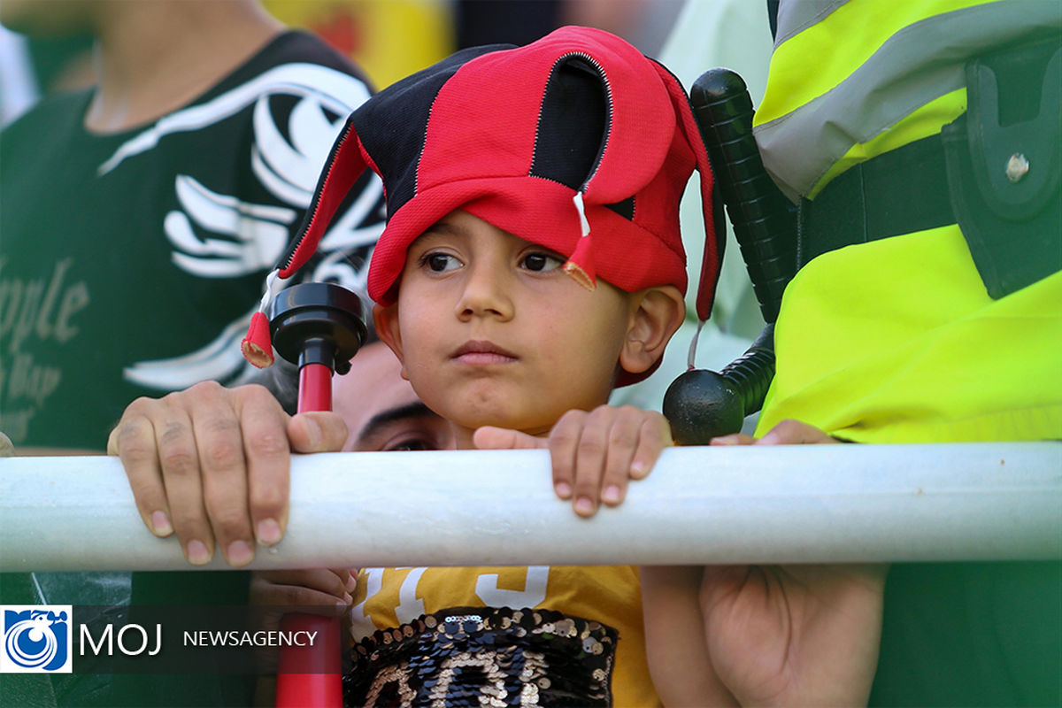 دیدار تیم های فوتبال ذوب آهن اصفهان و پرسپولیس