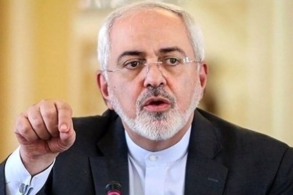 کسی که در حال غرق شدن است به هر علفی چنگ می زند