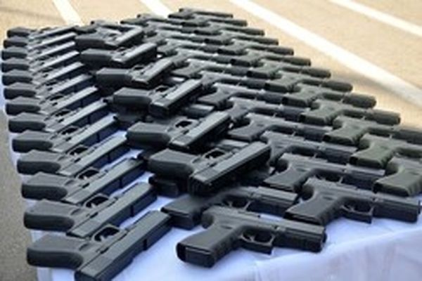 دستگیری قاچاقچیان سلاح و کشف ۱۰ قبضه کلت جنگی در مرزهای غرب کشور