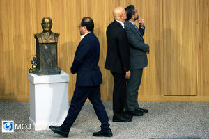 اعطاء تندیس دانشگاه تهران به نمادهای مقاومت