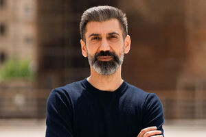 سینا رازانی در تئاتر کارگردانی می کند