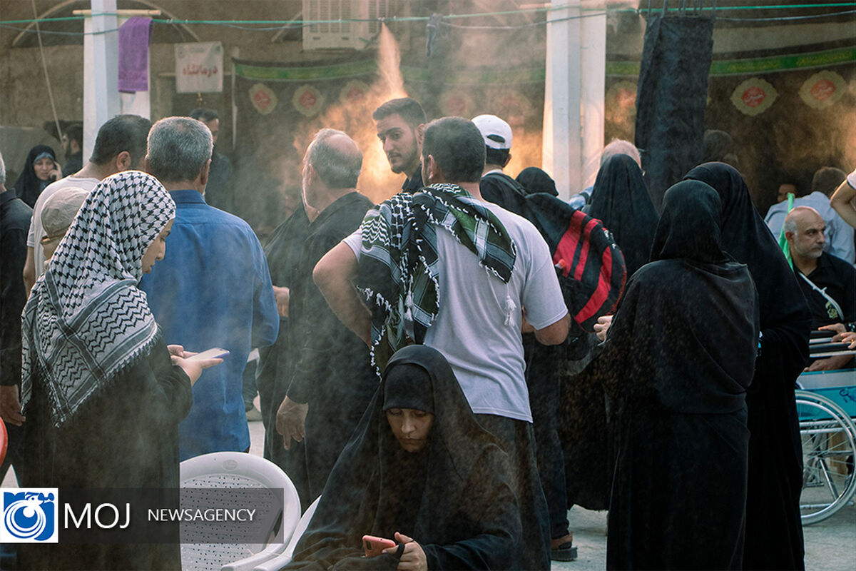 سوگواری زائران اربعین در عمود ۱۰۸۰ مسیر پیاده‌روی نجف به کربلا 