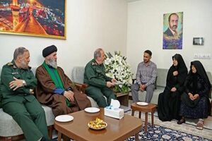 دیدار سرپرست وزارت دفاع با خانواده شهید فولادوند