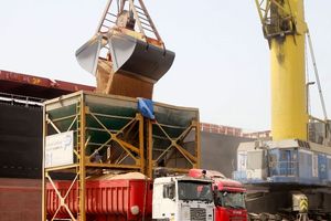 پهلودهی سومین شناور حامل کالای اساسی در بندر شهید رجایی