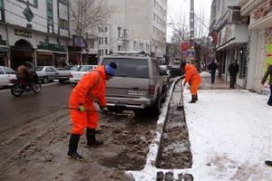 معابر عمومی داخل شهر ایلام از برف و یخ پاکسازی می شود