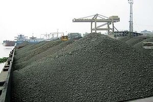 بارگیری محموله کلینکر و سنگ گچ قشم به مقصد غنا