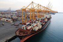 محموله ۶۳ هزار تنی جو در بندر شهید رجایی در حال تخلیه است