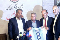 پیراهن شماره ۷ آرژانتین به علی پروین اهدا شد