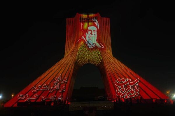 «باید برخاست»؛ روایت حماسی عزت و ایستادگی بر پیکره برج آزادی