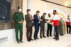 تقدیر از هلال احمر شهرستان خاتم در مراسم تجلیل از فعالان طرح ملی نوروزی