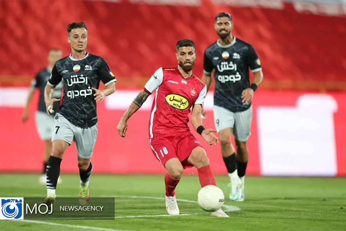 دیدار تیم‌ های فوتبال پرسپولیس و تراکتور 