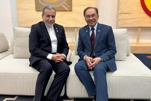 وزیر خارجه ایران با نخست وزیر مالزی دیدار و گفتگو کرد