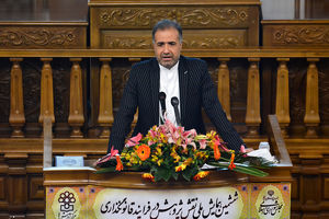 باید کفش‌های سیاسی خود را جلوی مجلس از پا در بیاوریم