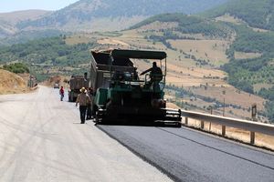 اجرای عملیات آسفالت در روستای قلعه جوق ملکشاهی با ۵۰ میلیارد ریال