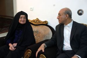 استاندار کرمانشاه با خانواده شهیدان ایزدی و کرمی دیدار کرد