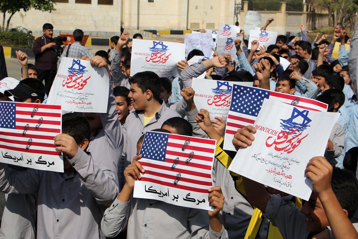 تجمع دانش‌آموزان شیرازی 