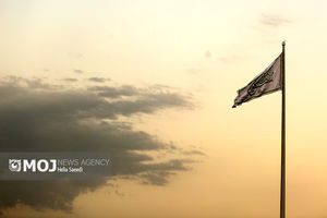 اهتزاز بزرگ‌ترین پرچم علوی کشور در اراضی عباس‌آباد