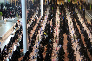 توزیع غذای تبرکی حرم حضرت معصومه(س) در میان طلاب غیر ایرانی