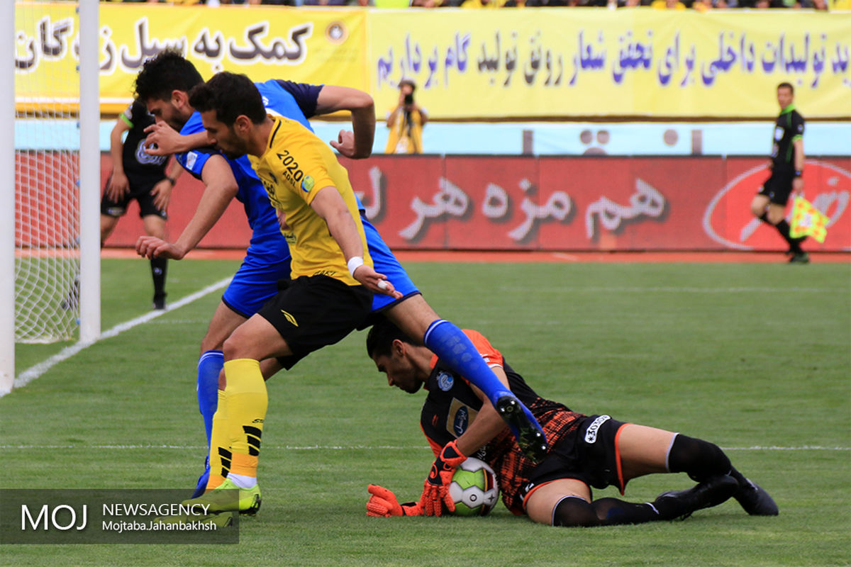 دیدار تیم های فوتبال سپاهان اصفهان و استقلال تهران