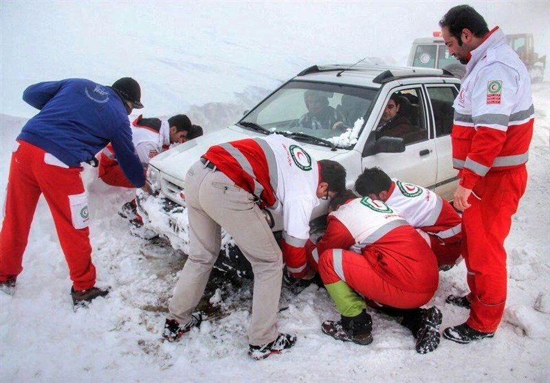 به ۱۴ نفرگرفتار در برف در محورهای استان اصفهان امداد رسانی شد