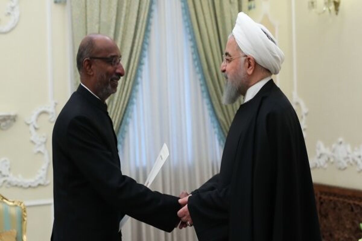 روحانی هنگام دریافت استوارنامه سفیر جدید هند