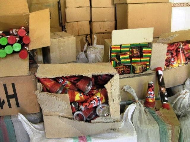 کشف یک میلیون و ۴۰۰ هزار عدد مواد محترقه در تهران