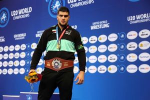 مدال طلای کشتی جهان برگردن کشتی گیر گیلانی