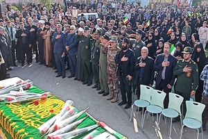 پیکر مطهر شهید ۱۷ ساله گمنام در مسجدسلیمان تشییع و خاکسپاری شد