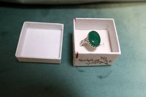 هدیه رهبر انقلاب به همسر شهیدی که انگشت و انگشتر شهیدش را ربودند