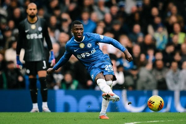 لغزش مدعیان در لیگ جزیره، شب ناامیدی چلسی و استون‌ویلا