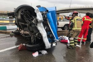 واژگونی نیسان در اتوبان کرج یک کشته داشت