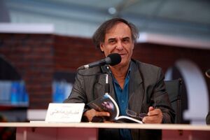 روشنفکر کسی است که در زمان و مکان خود زندگی می‌کند