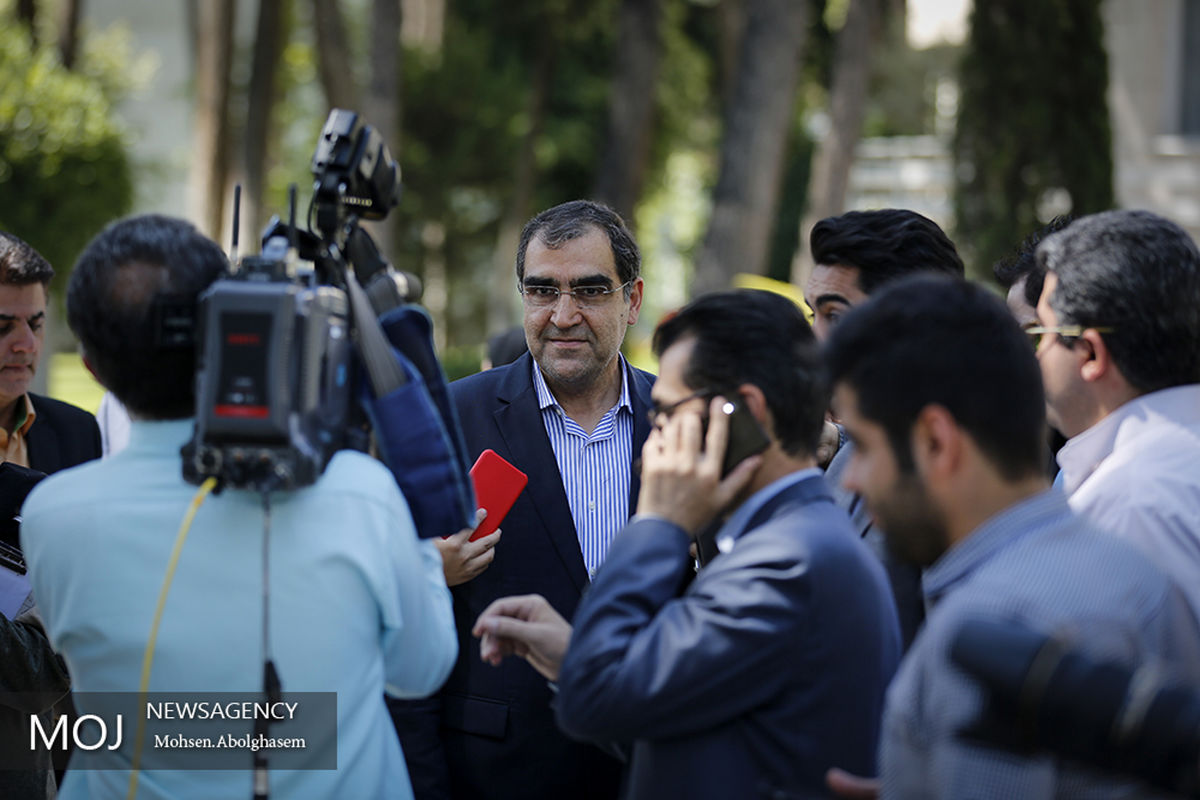 حاشیه جلسه هیات دولت / قاضی زاده هاشمی وزیر بهداشت