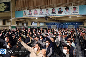 دیدار جمعی از دانش‌ آموزان با مقام معظم رهبری	