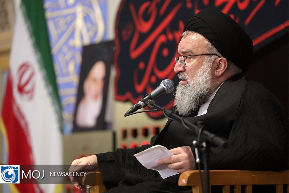 اقامه نماز مغرب به امامت آیت الله خاتمی در حرم مطهر رضوی