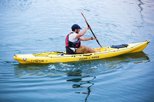 اهدای قایق ویژه مسابقات کایاک به ورزشکار هرمزگان 