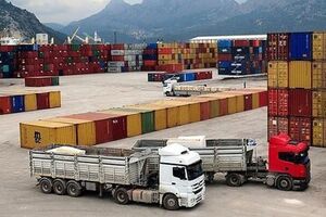 ترخیص کالاهای اساسی در بندرلنگه به صورت شبانه روزی در حال انجام است